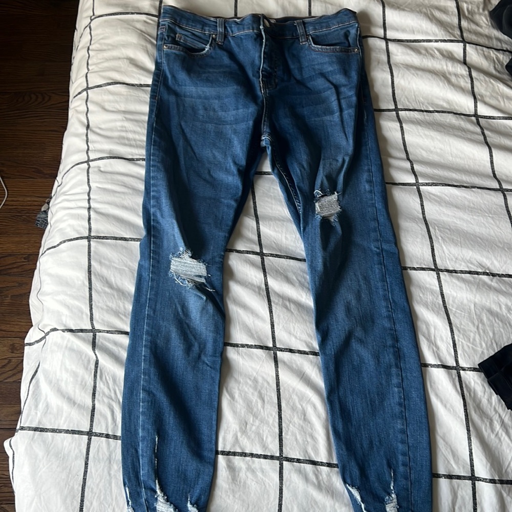 FREE PEOPLE RIPPED JEANS